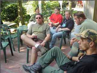 op het terras voor de briefing